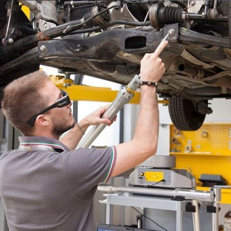 Mechaniker führt Karosserievermessung durch