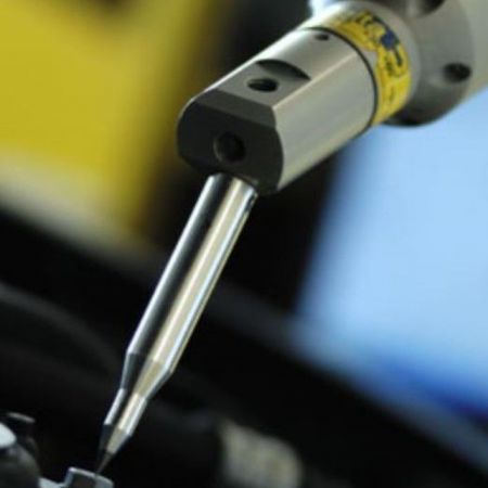 Messung einer Schraube am Auto