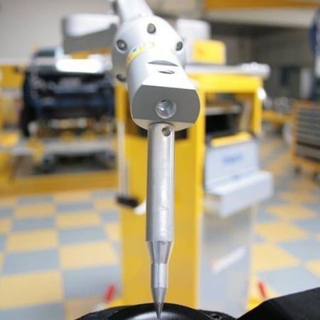 Maschine nimmt 3D-Karosserievermessung vor