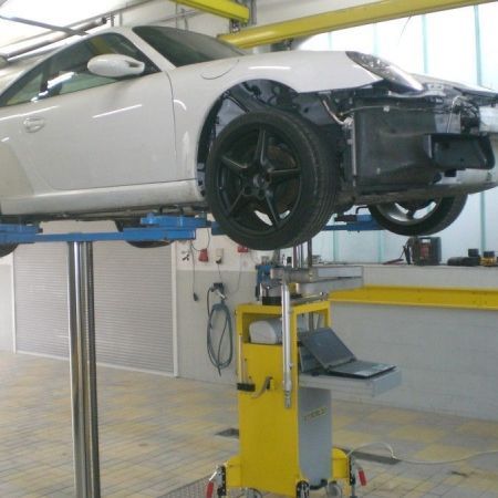 Weißes Auto auf der Hebebühne
