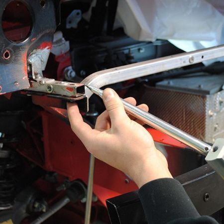 Mechaniker führt Karosserievermessung durch