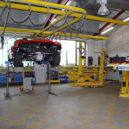 Rotes Auto auf einer Hebebühne