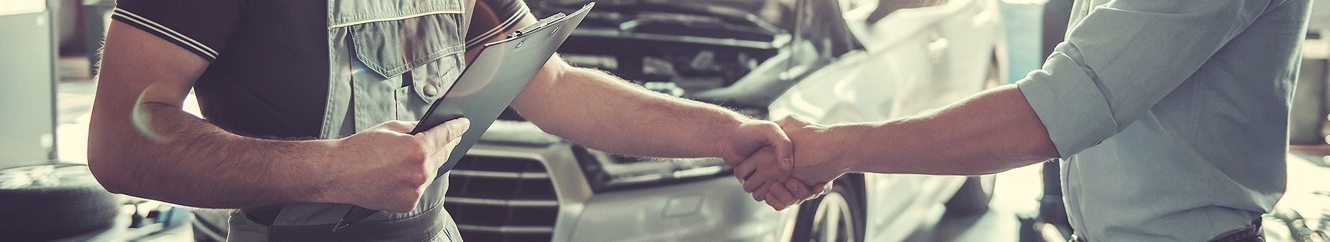 Zwei Personen geben dich die Hand