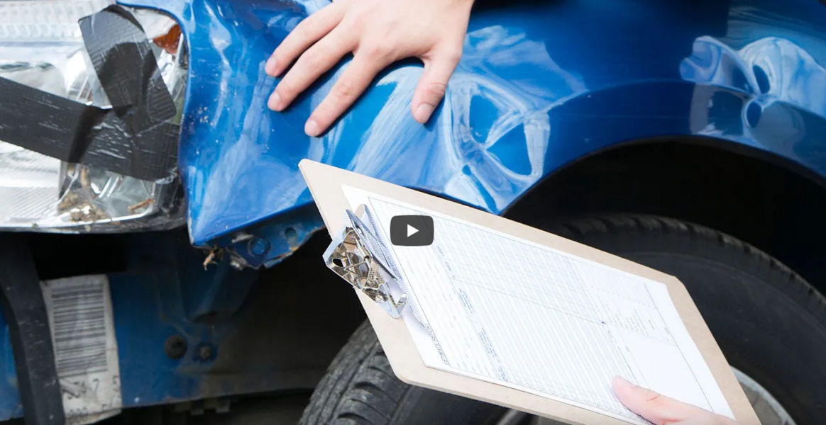 Mann mit Clipboard in der Hand