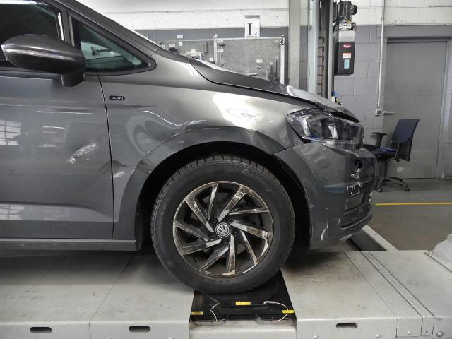 Graues Auto mit Dellen auf der rechten Frontseite