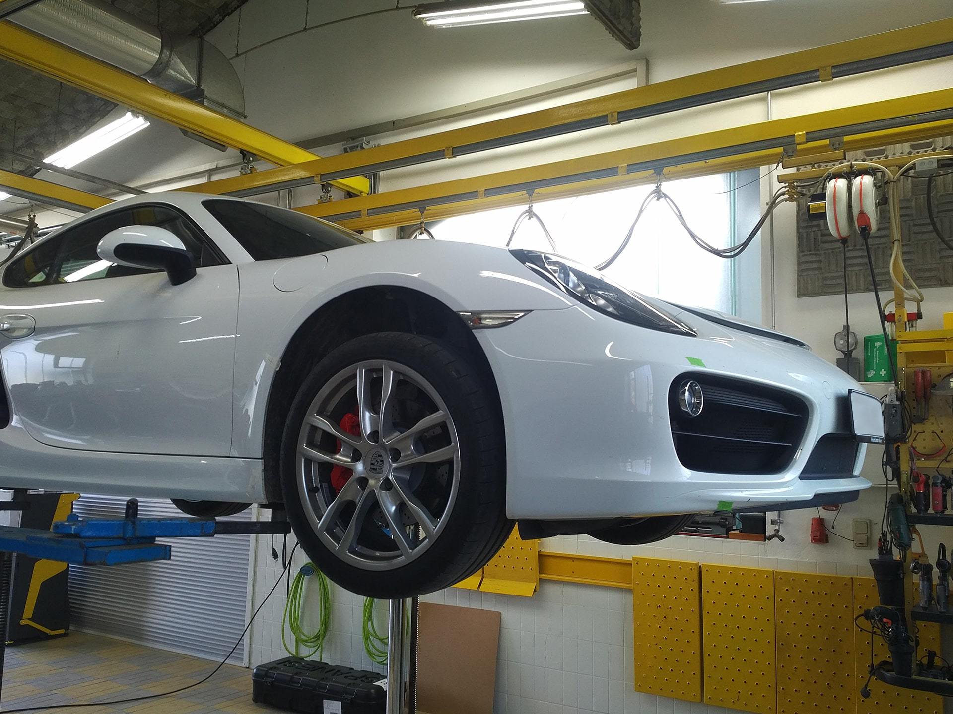 Weißes Auto auf der Hebebühne